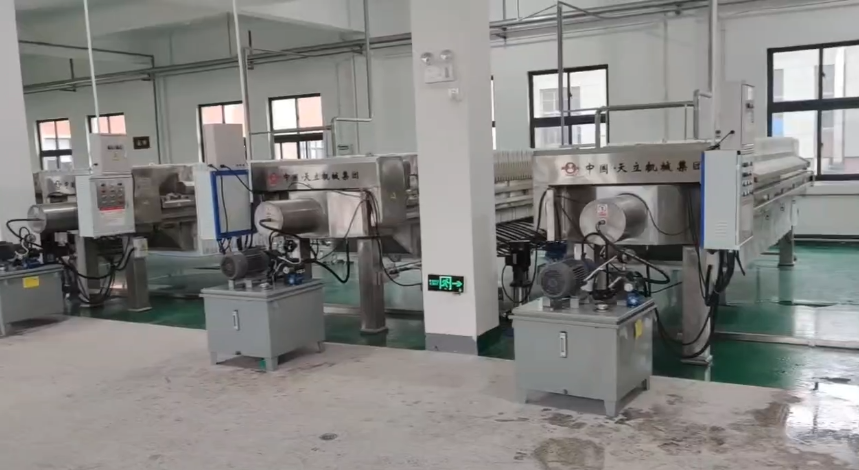 天立壓濾機(jī)醬油、醋壓榨現(xiàn)場